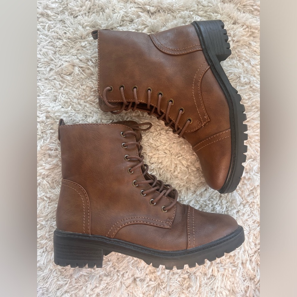 Women’s winter fashion boot, size 8 NWOT